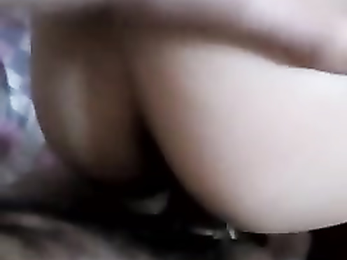 Муж трахает жену раком и снимает происходящее на камеру