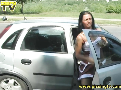 После бутылки пива красотка писает за гаражами