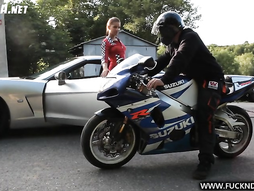 После гонок с факером отдалась в попку