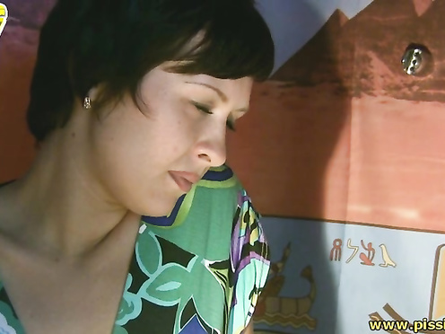 Зрелая охотно писает в ванне из-за занятого туалета