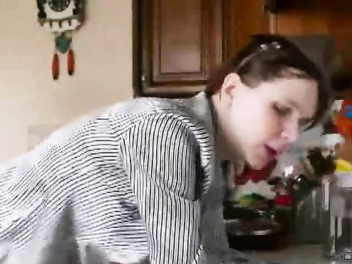 Разговаривает с членом во время минета на кухне