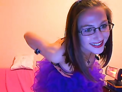 Худенькая сучка устроила сексуальное шоу перед веб камерой