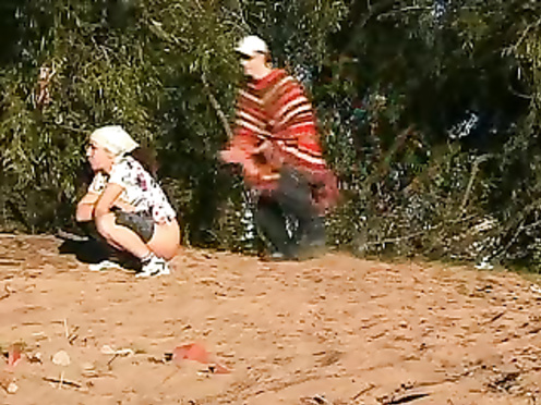 Запалил девку за писсингом на природе и вынудил к сексу