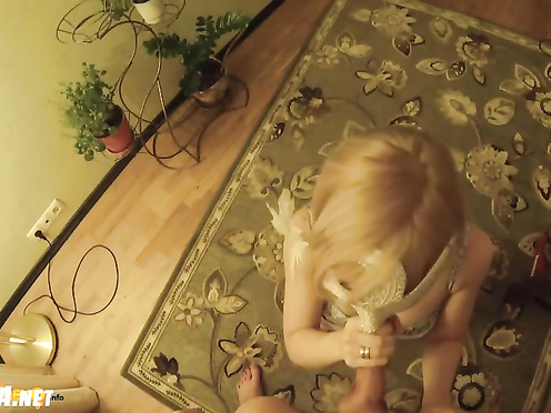 Сучка в маске отсасывает возбужденный член