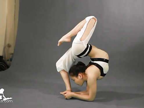 Восточная гимнастка продемонстрировала растяжку