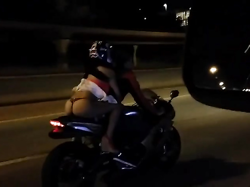 Деваха едет на мотике с голой жопой и стрингами