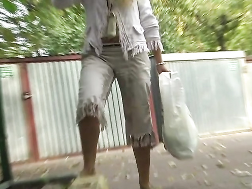 Не нашла по пути туалет и обмочила бриджи на улице