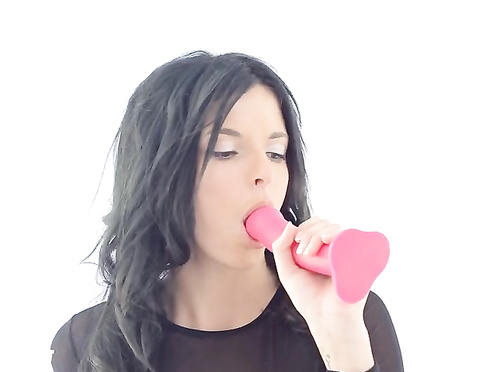 Купила новую игрушку и спешит опробовать на мокрой киске