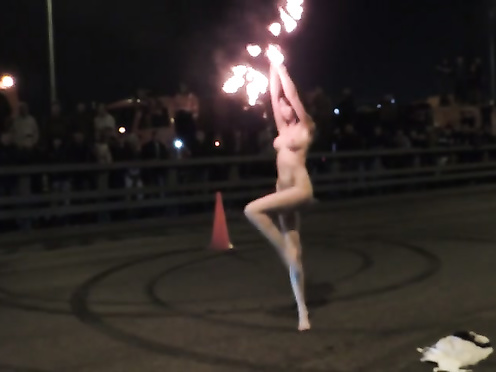 Красотка с тату играет с огнем и раздевается на выступлении