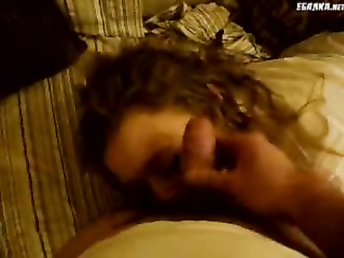 Деваха старательно пыталась вылизать елдак и яйца партнера