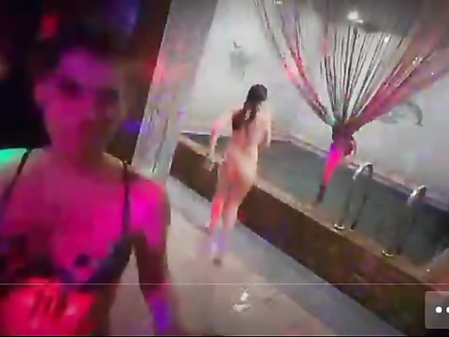 Девки в сауне не стесняются показывать на камеру голые сиси