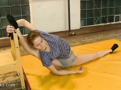 Юная гимнастка сама занимается в зале