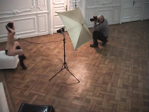 Столичная модель голая позирует для фотографа