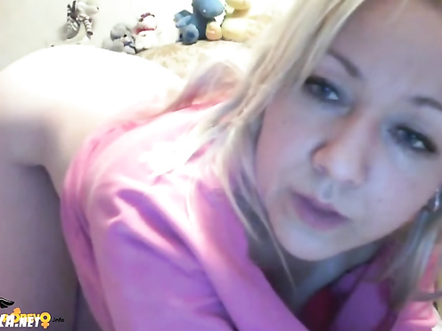 Грудастая блондинка перед вебкой устроила обалденное соло