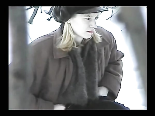 Блондинка в шапке красиво писает на улице зимой