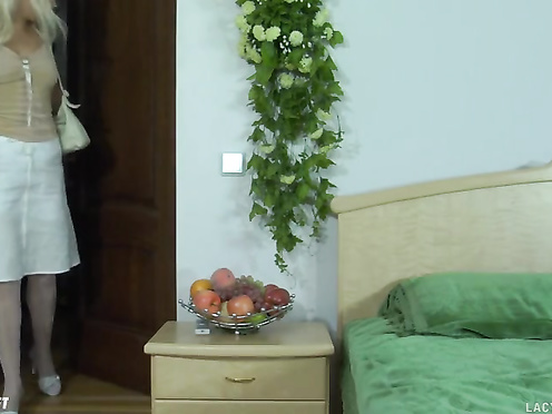 Зрелая бабёнка позирует в белых чулочках