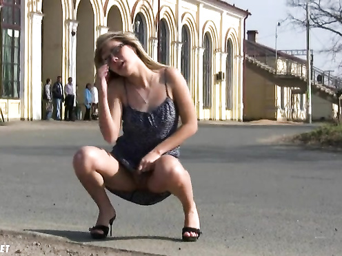 Девуля без комплексов обнажается у вокзала