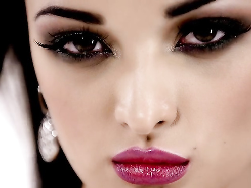 Фигуристая брюнетка позирует голенькой