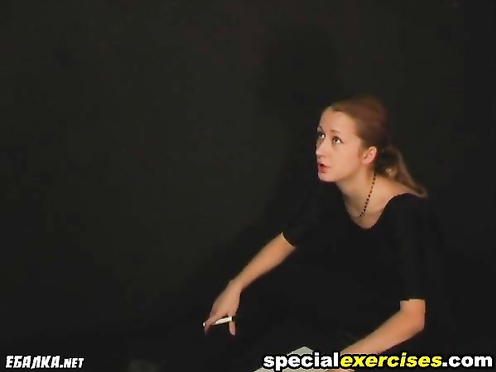 Заставила симпатичную подопечную танцевать голышом и упражняться