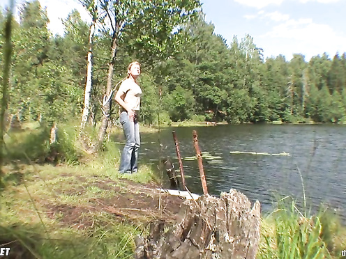 Голая Ира у озера готовиться поплавать