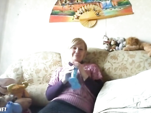 Пышка играет с фаллосами на вебку