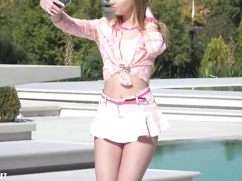 Милфа помогает своему хахалю выебать молодую сучку