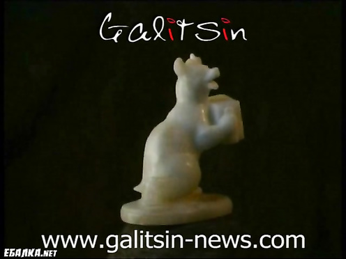 Потрогал киску пальцами на камеру