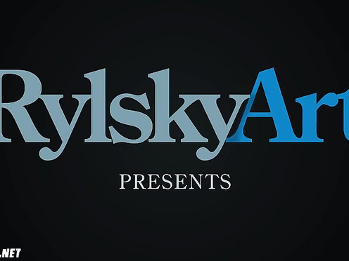 Разделась наголо в воде и присела на камень