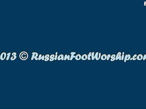 Грудастая брюнетка сосет пальцы на ногах у второй девахи