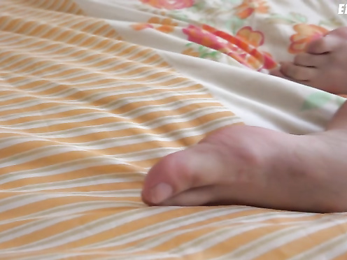 На камеру подрочила ногами и дала