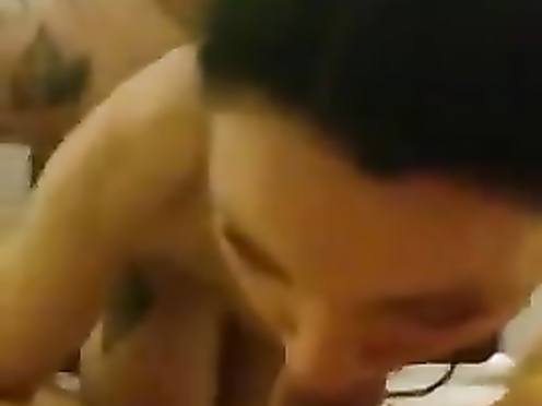 Парни долбят чужую жену с двух сторон