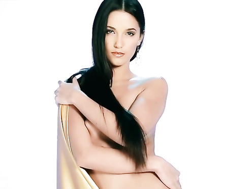 Восточная стройняшка эротически позирует