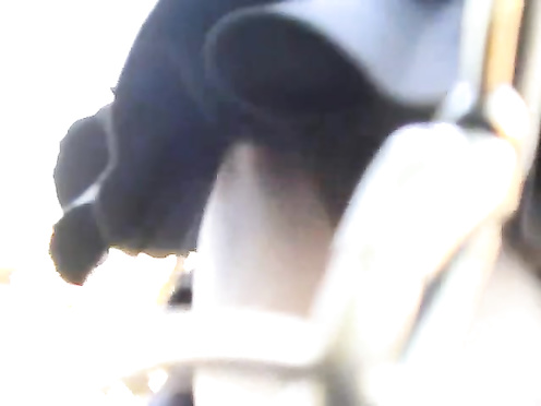 Снимает, что у девушки под юбкой